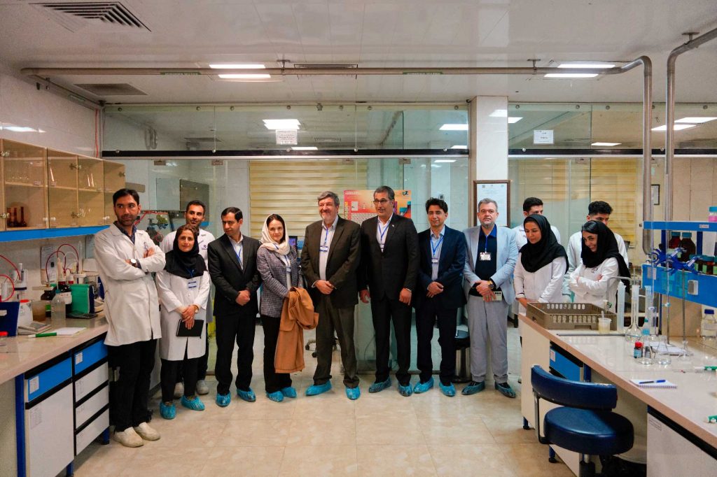 گزارش تصویری؛ بازدید سفیر اروگوئه از کارخانه‌های گروه دارویی گلرنگ واقع در استان همدان