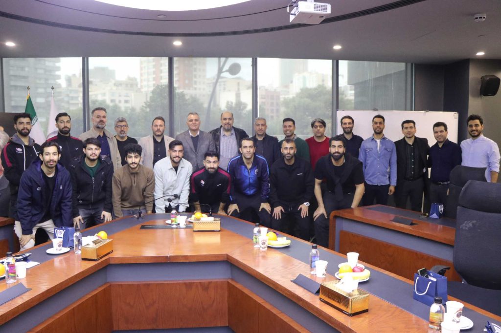 گزارش تصویری؛ تجلیل از تیم فوتسال گروه دارویی گلرنگ در ساختمان مرکزی گروه صنعتی گلرنگ سال ۱۴۰۴